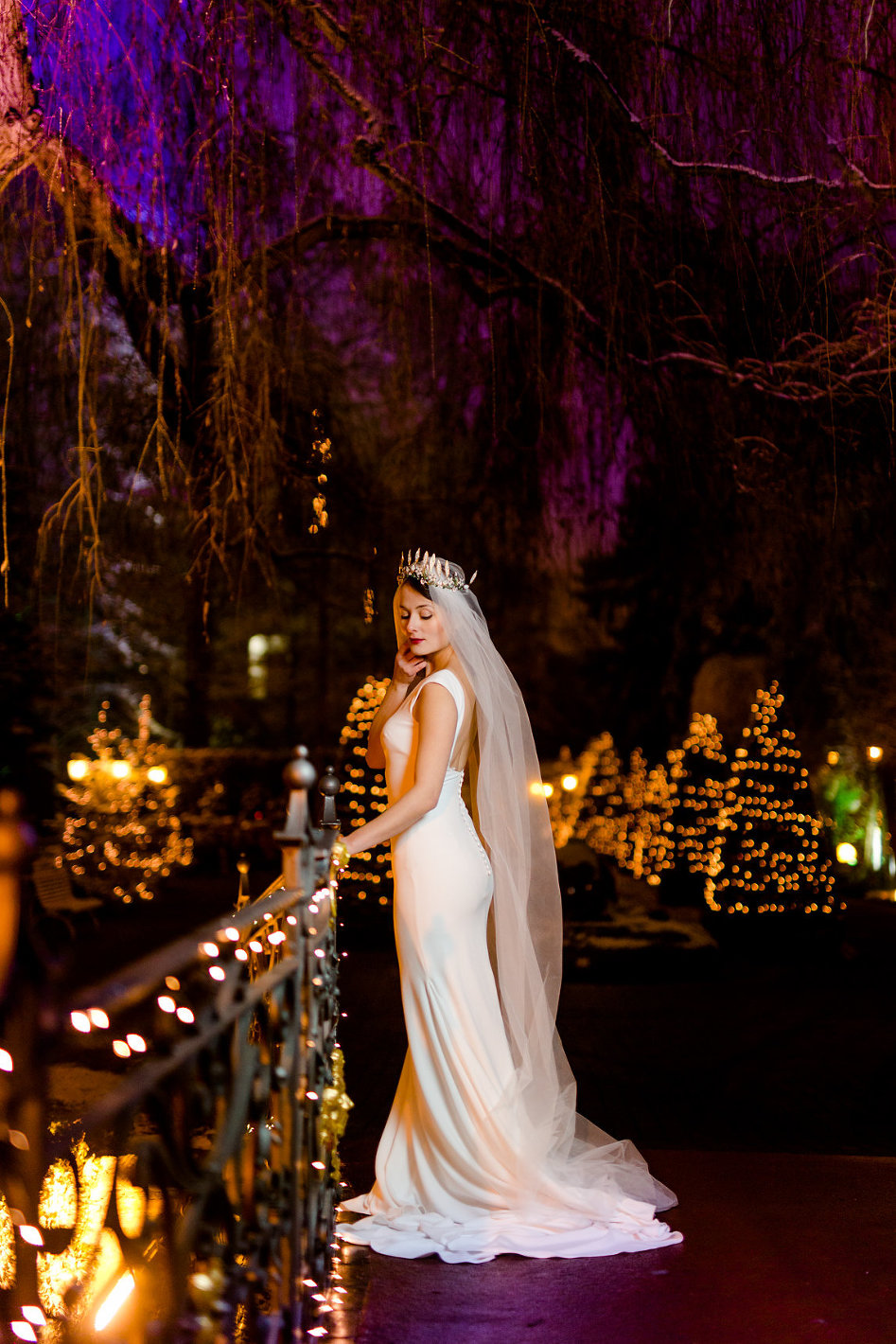 Braut im Brautkleid und Schleier auf einer Brücke im Europa Park
