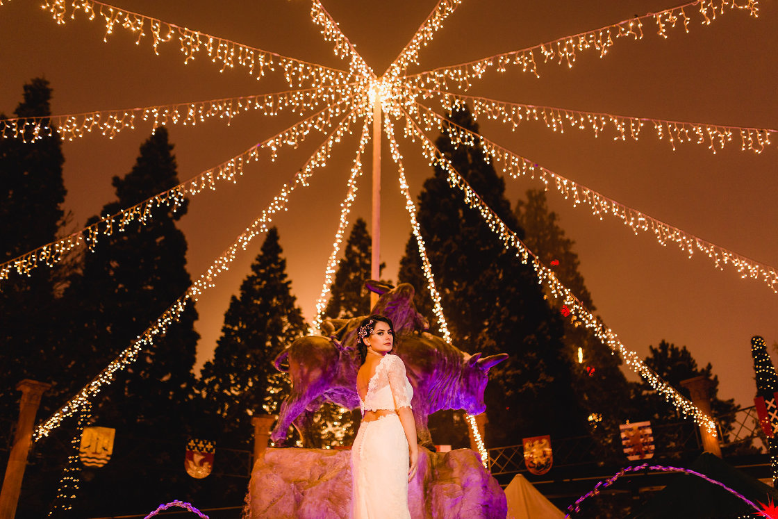 Braut im Brautkleid unter einer Lichterkette im Europa Park