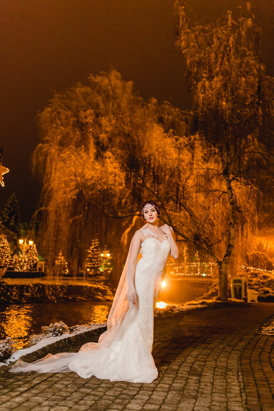 Braut im Brautkleid bei Nacht im Europa Park