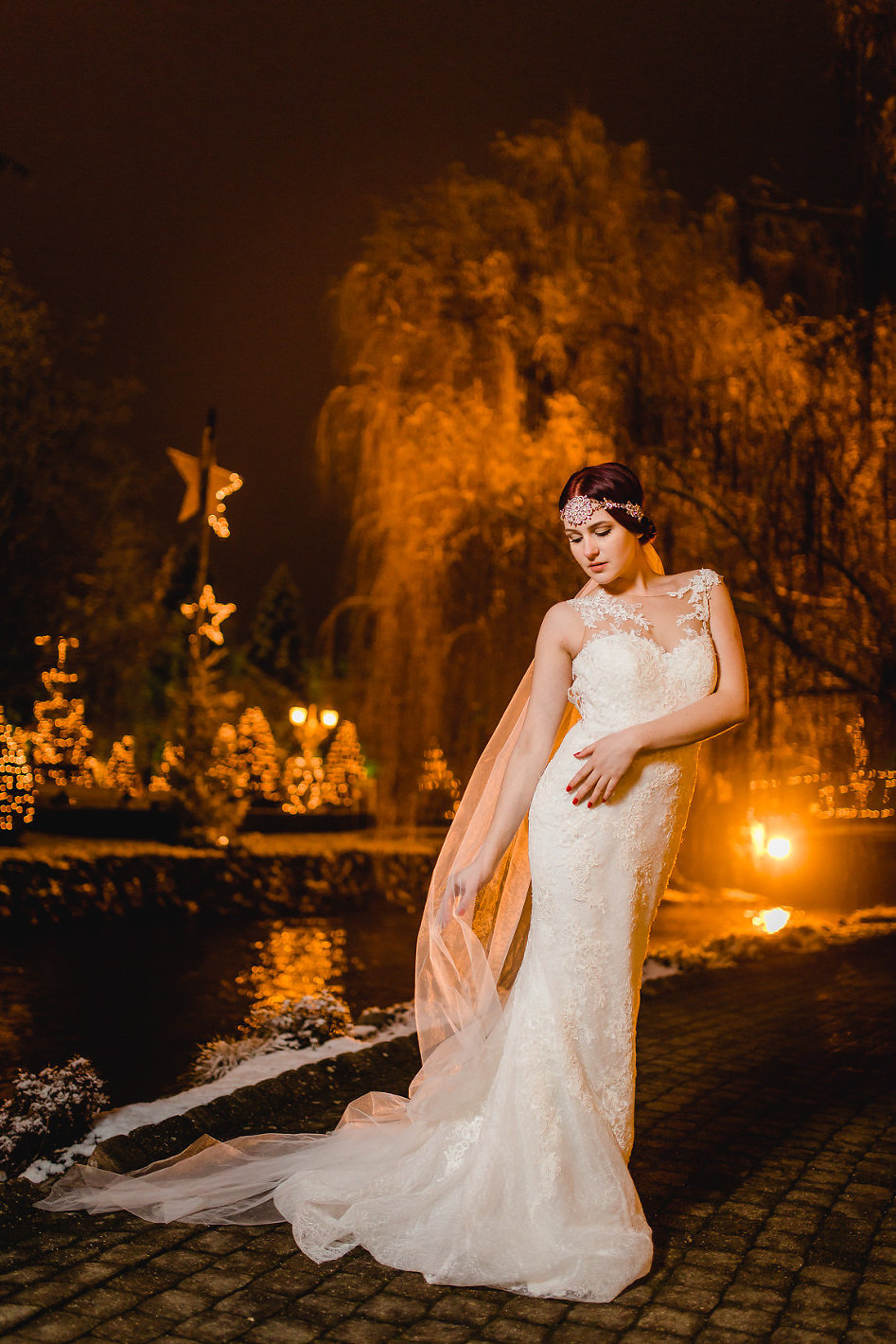 Braut im Brautkleid bei Nacht im Europa Park