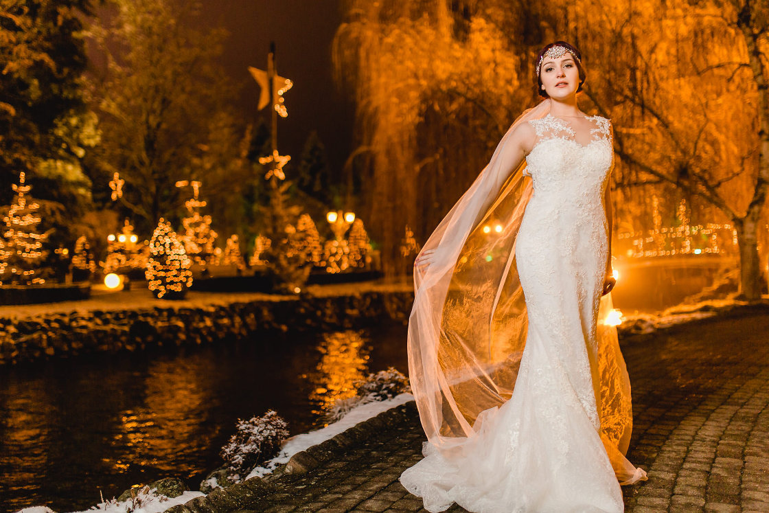 Braut im Brautkleid bei Nacht im Europa Park