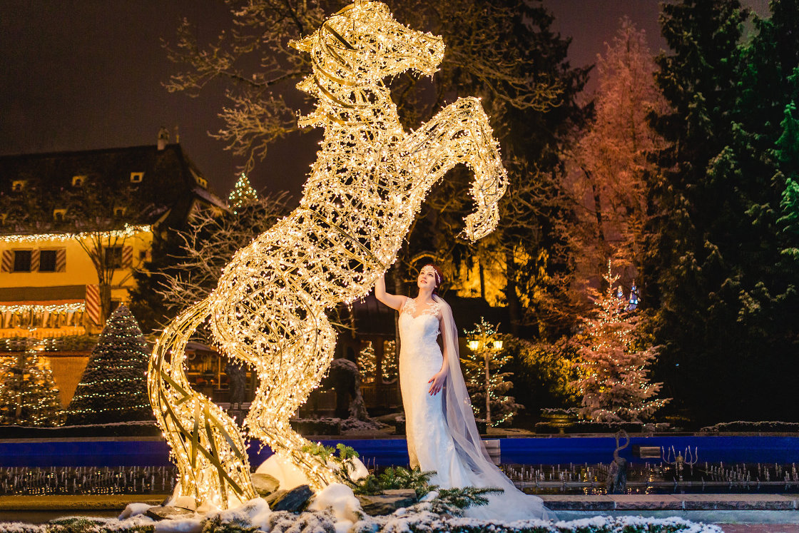 Braut im Brautkleid und Schleier bei Nacht im Europa Park