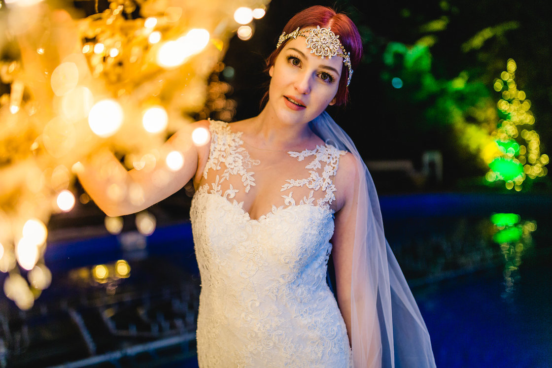 Braut im Brautkleid und Schleier mit Juwelenschmuck bei Nacht im Europa Park